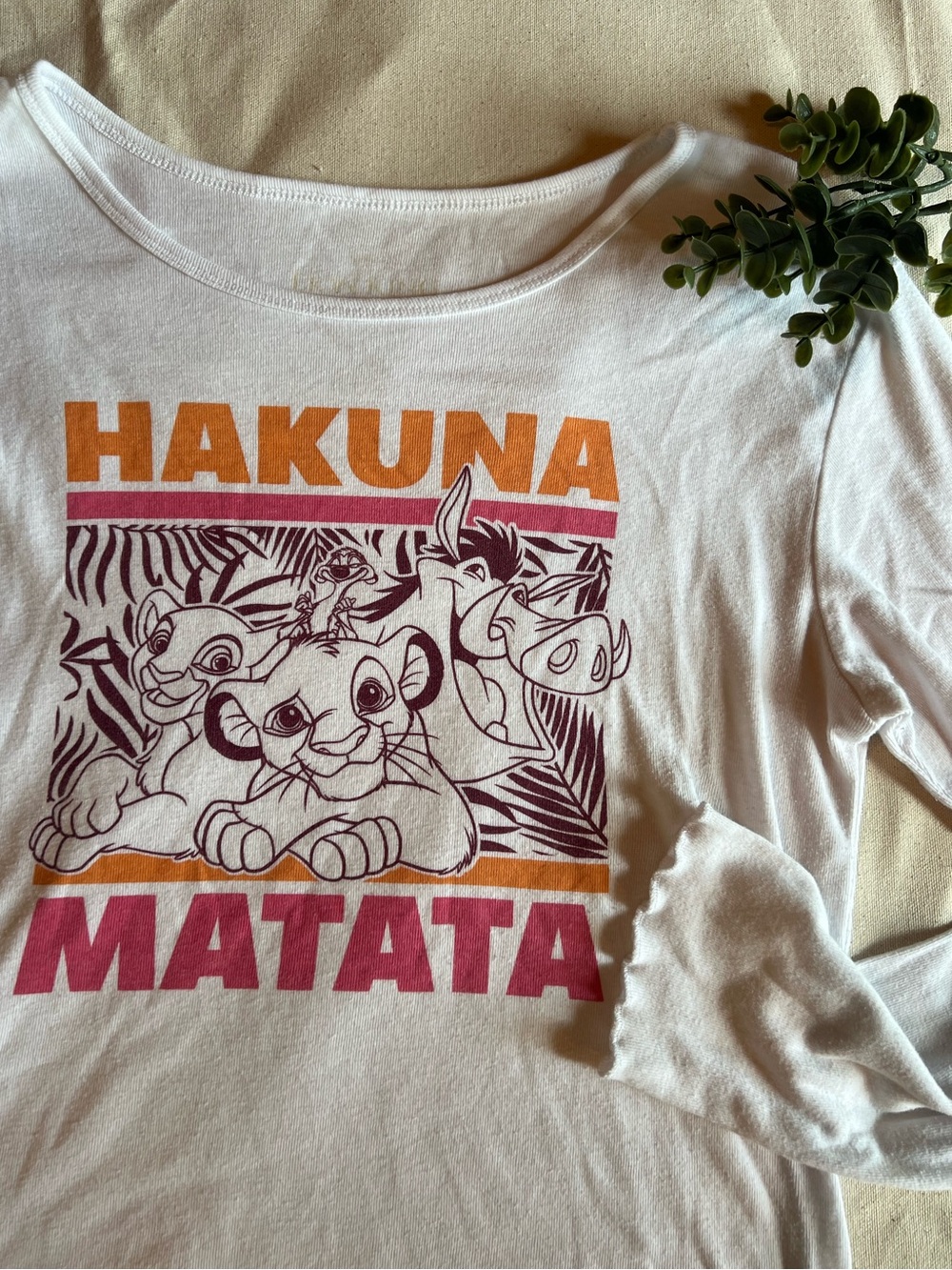 Disney The Lion King Hakuna Matata Graphic Top - Lettuce / Scallop Hem - Size L
